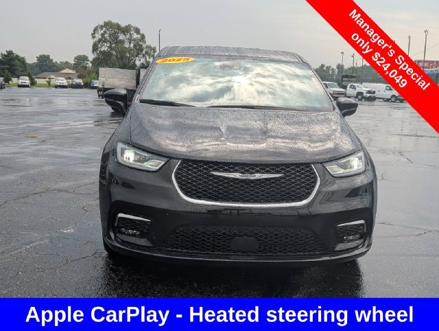 Used 2025 Chrysler Pacifica Select FWD image 2