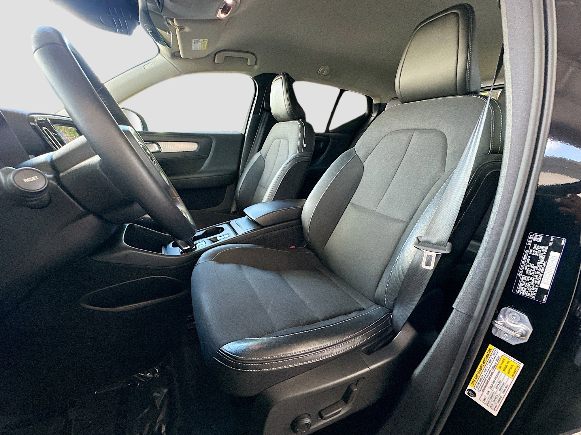 Used 2020 Volvo XC40 T5 Momentum w/ Protection Package Premier image 19