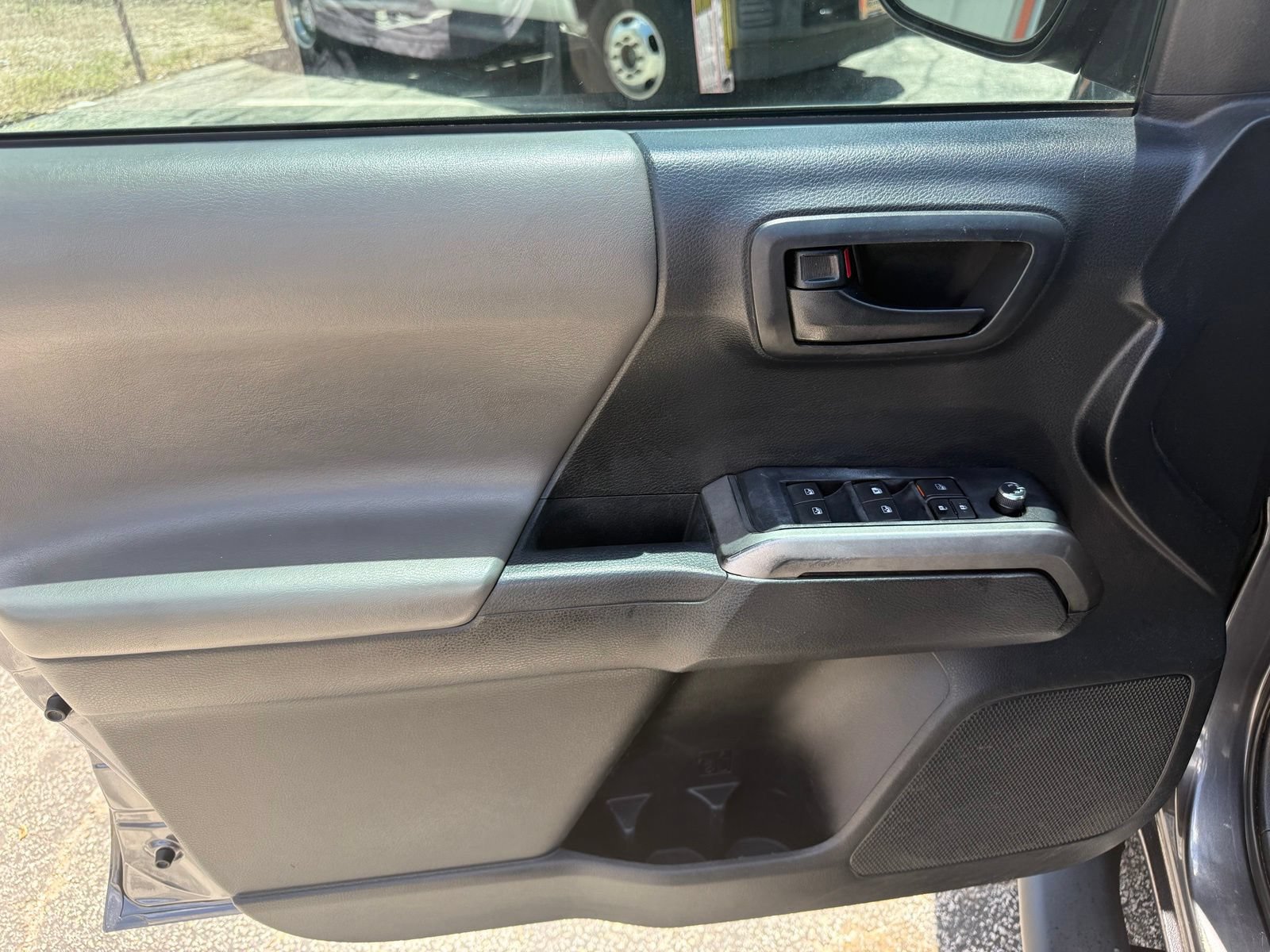 Used 2018 Toyota Tacoma SR5 AWD/4WD image 12