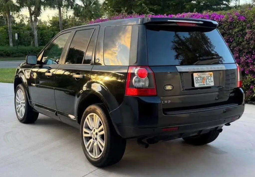 Used 2010 Land Rover LR2 HSE image 3