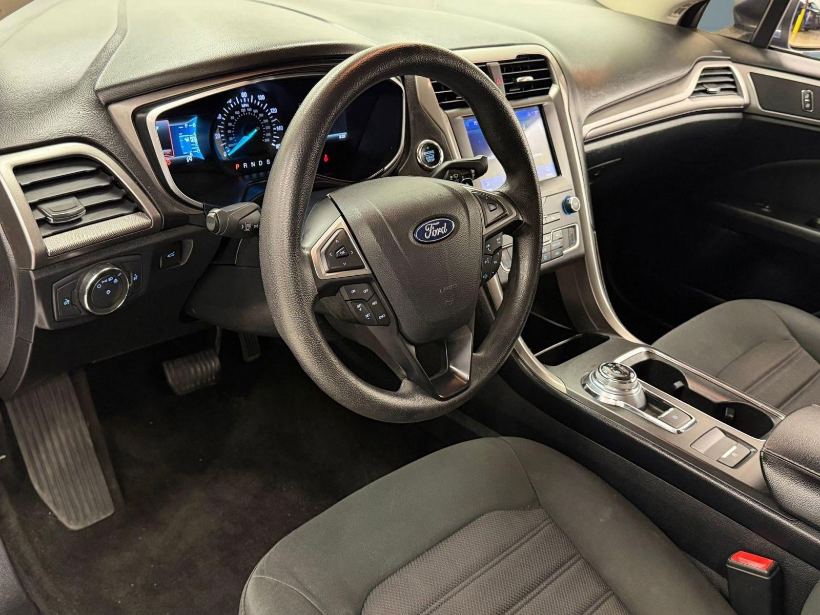 Used 2019 Ford Fusion SE FWD image 3
