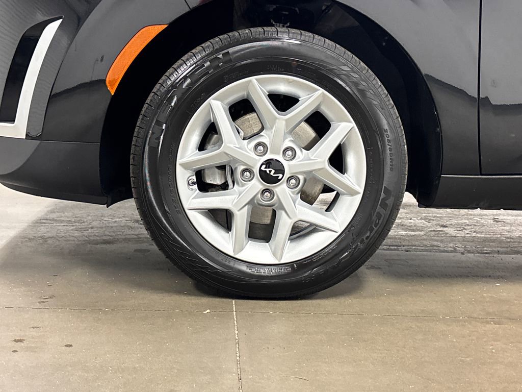 Used 2025 Kia Soul LX w/ LX Technology Package FWD image 11