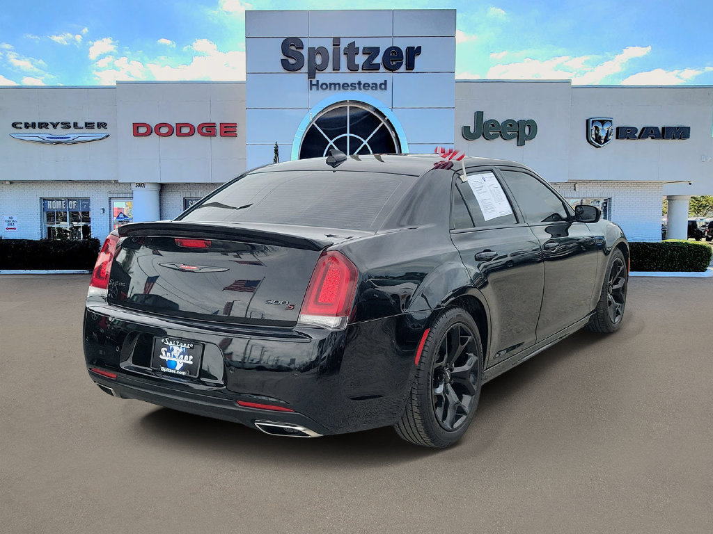 Used 2023 Chrysler 300 S w/ Comfort Group RWD image 2