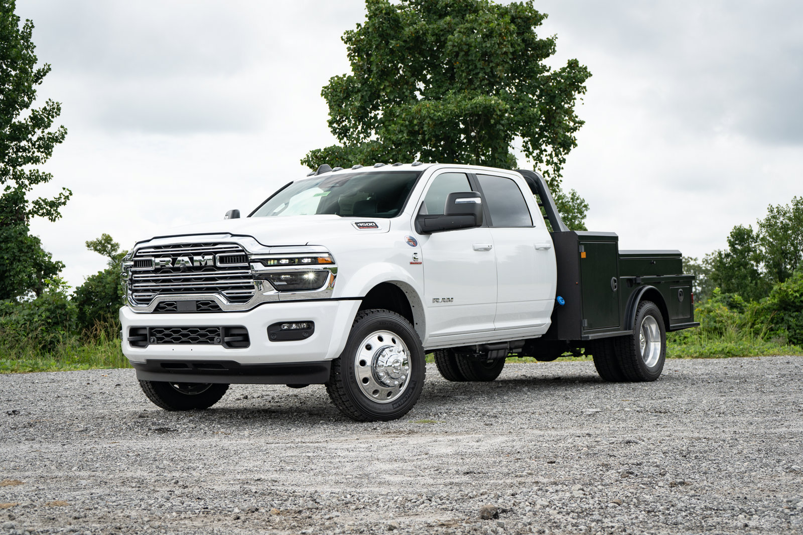 New 2026 RAM 4500 4x4 Crew Cab DRW w/ Laramie Trim Package image 2