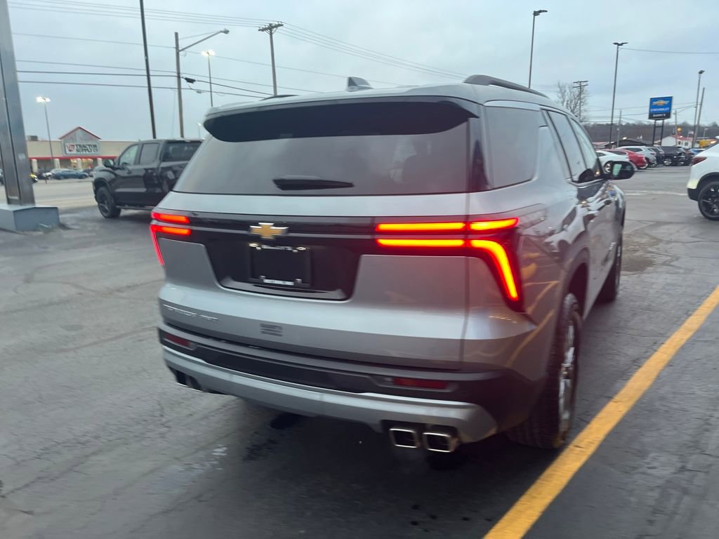 Used 2025 Chevrolet Traverse LT image 4