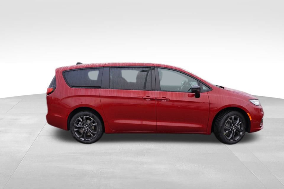 New 2026 Chrysler Pacifica Select image 2