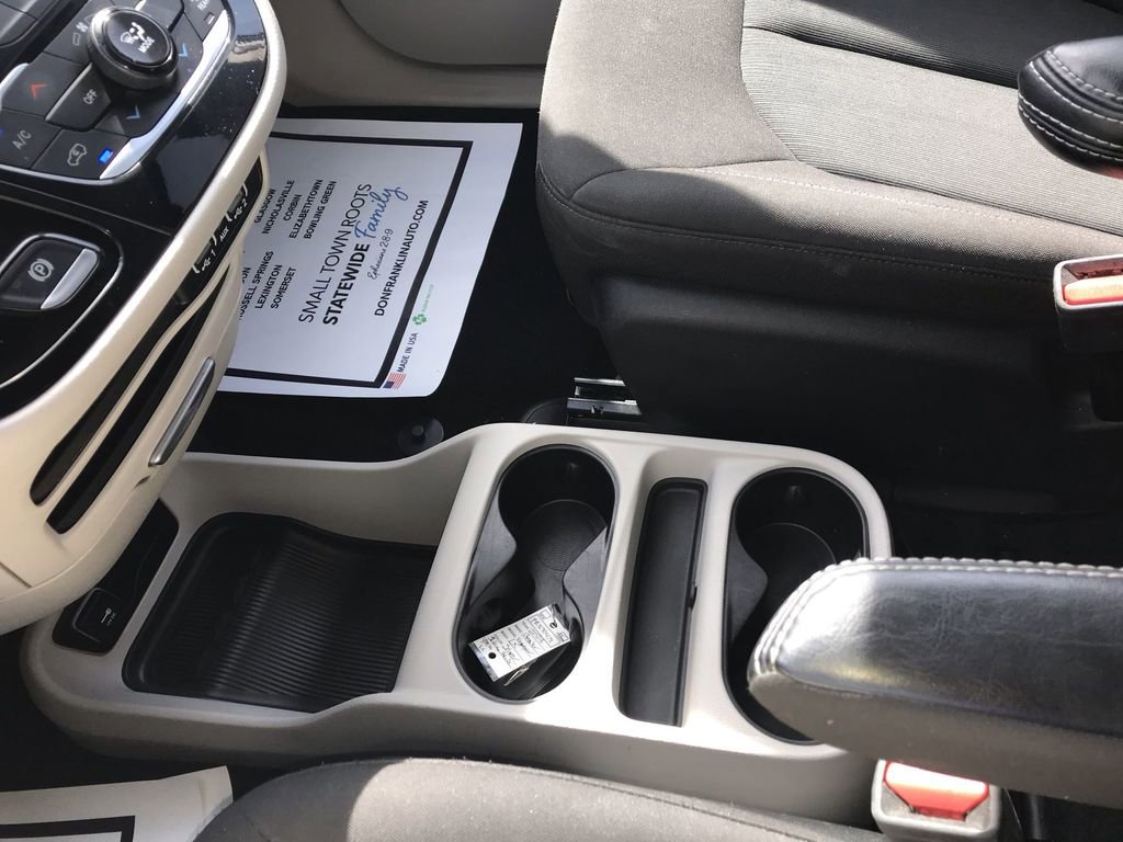 Used 2023 Chrysler Voyager LX image 20