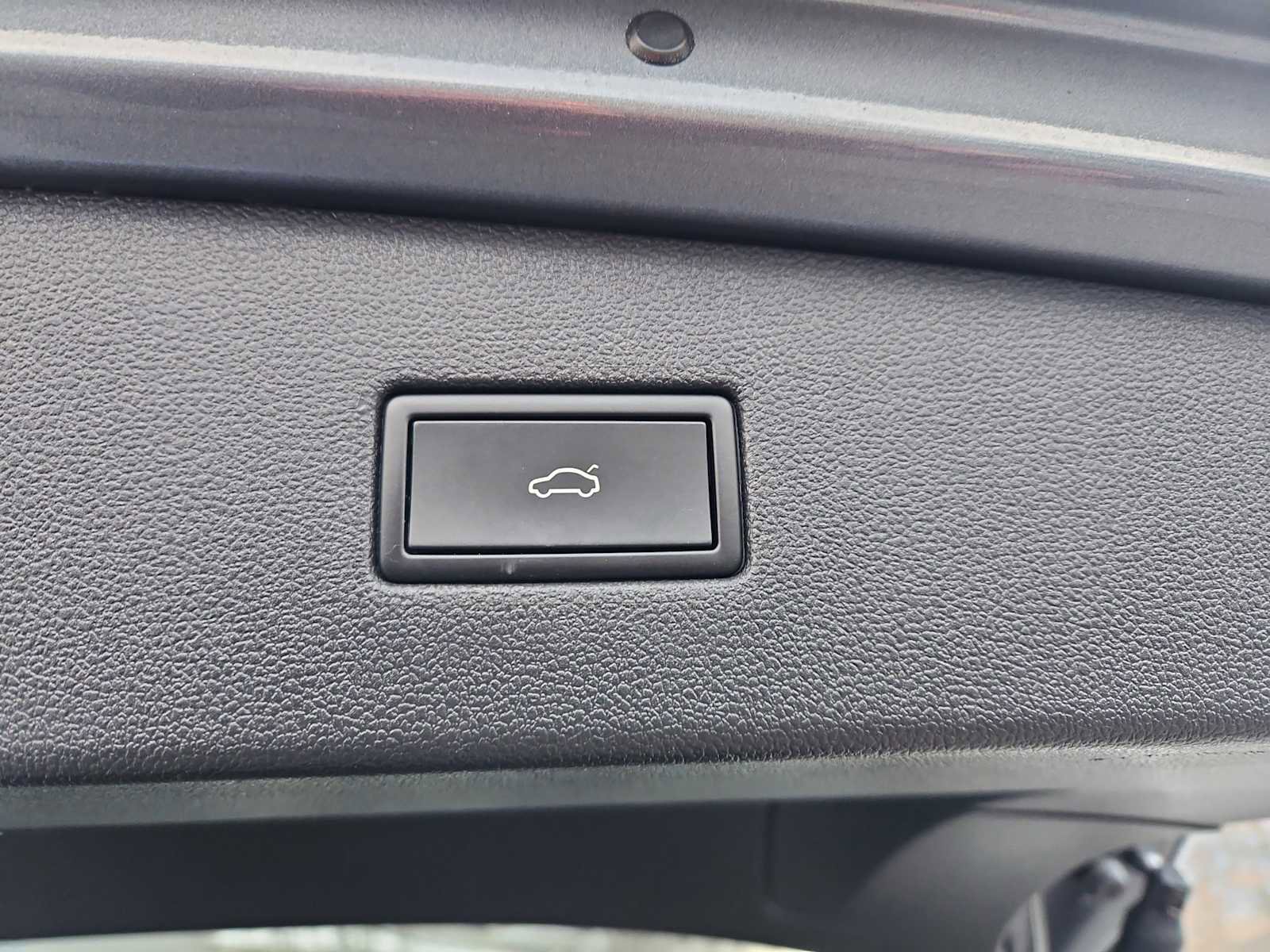 Used 2022 Volkswagen Tiguan SE w/ Panoramic Sunroof Package image 21