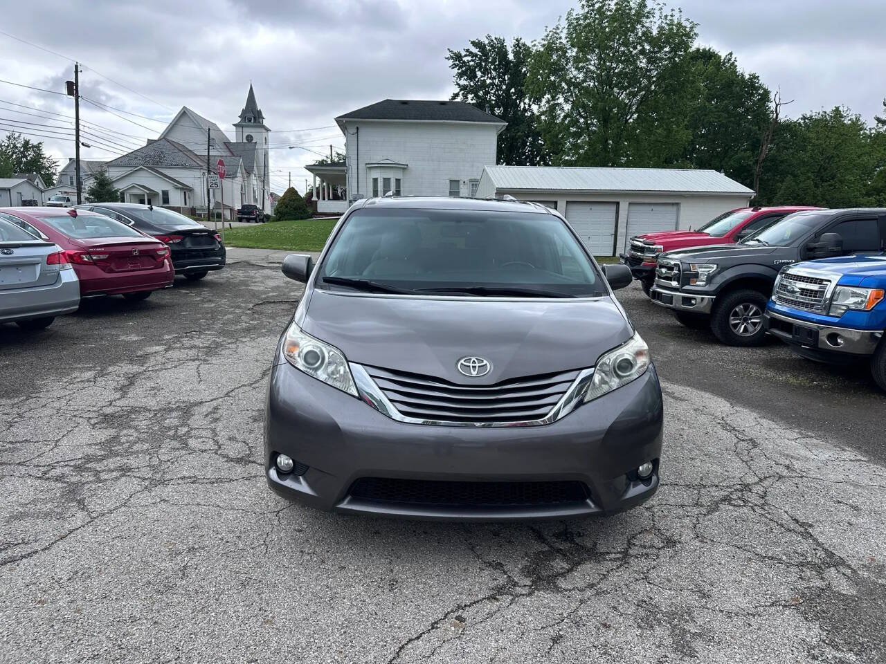 Used 2017 Toyota Sienna XLE w/ XLE Navigation Package AWD/4WD image 2
