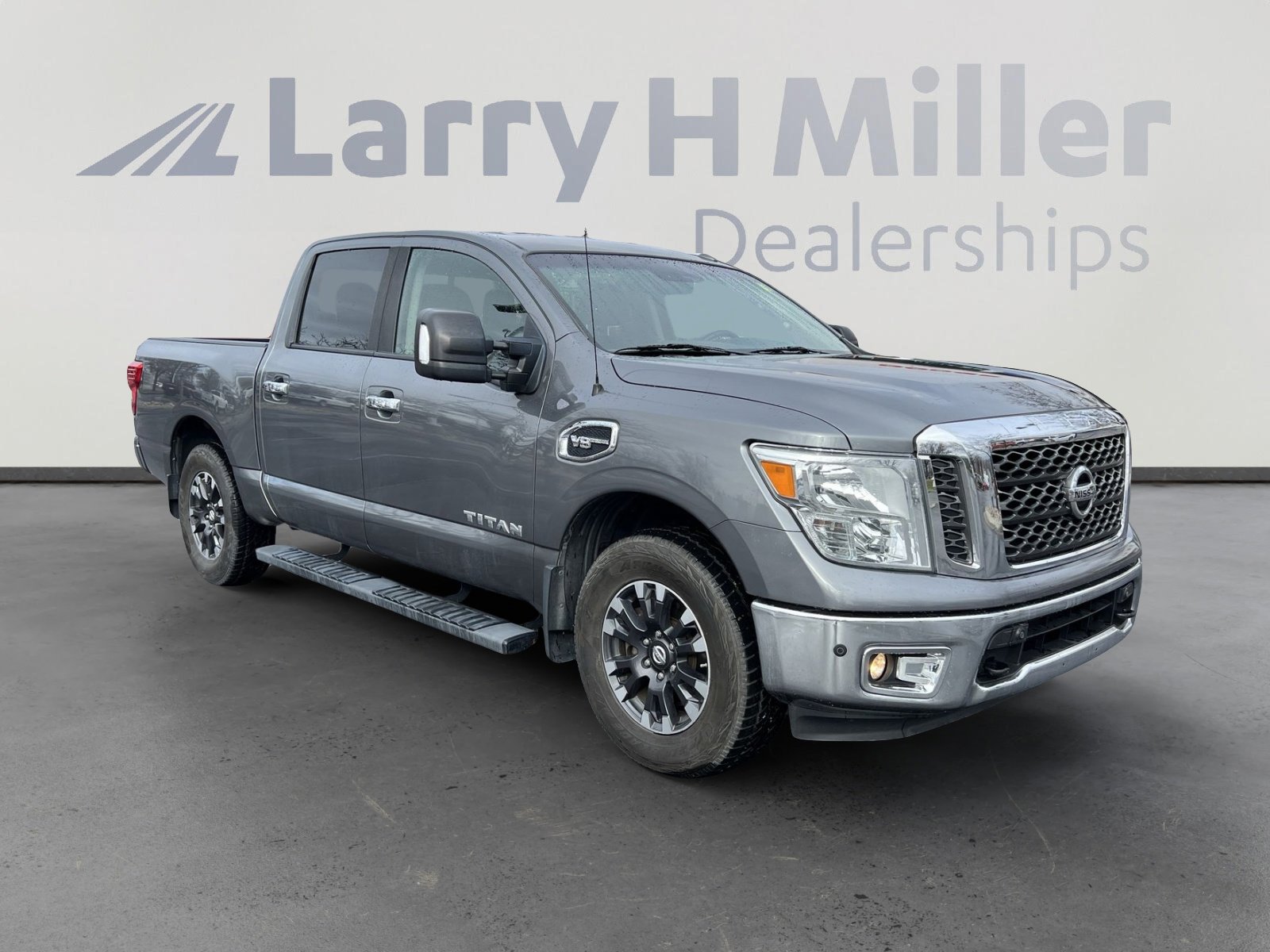 Used 2017 Nissan Titan SV image 3