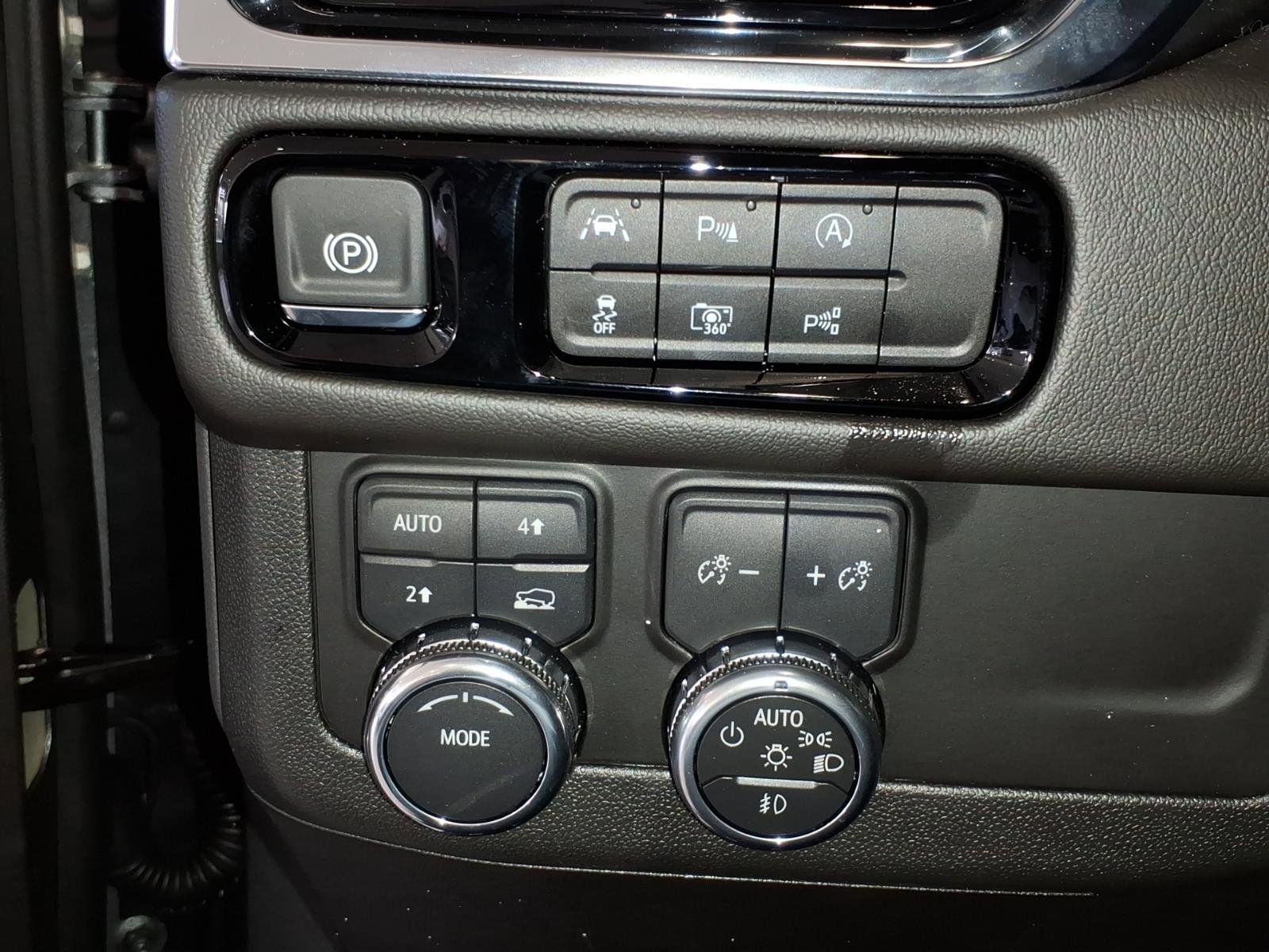 New 2025 GMC Yukon XL Denali w/ Sun & Power Step Package image 16