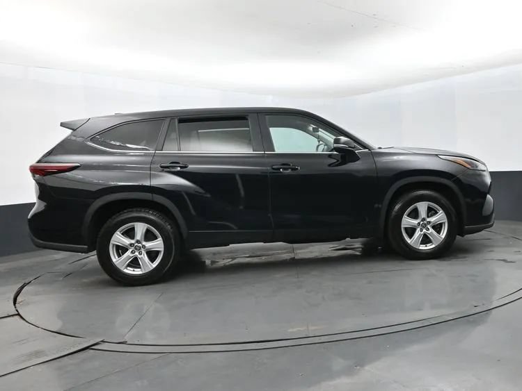 Used 2025 Toyota Highlander LE FWD image 4