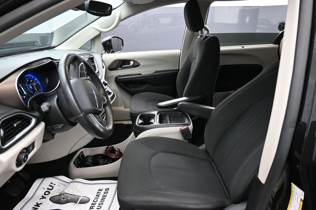 Used 2019 Chrysler Pacifica Touring Plus w/ Advanced Safetytec Group FWD image 10