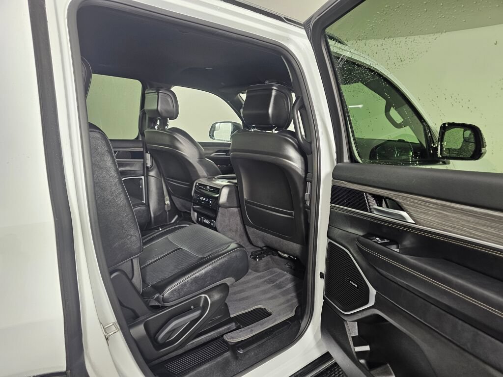 Used 2024 Jeep Wagoneer Series II AWD/4WD image 36