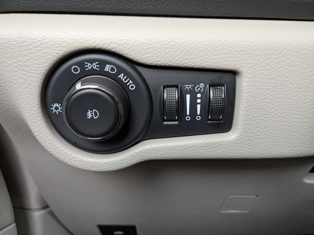 Used 2024 Chrysler Pacifica Touring-L FWD image 25