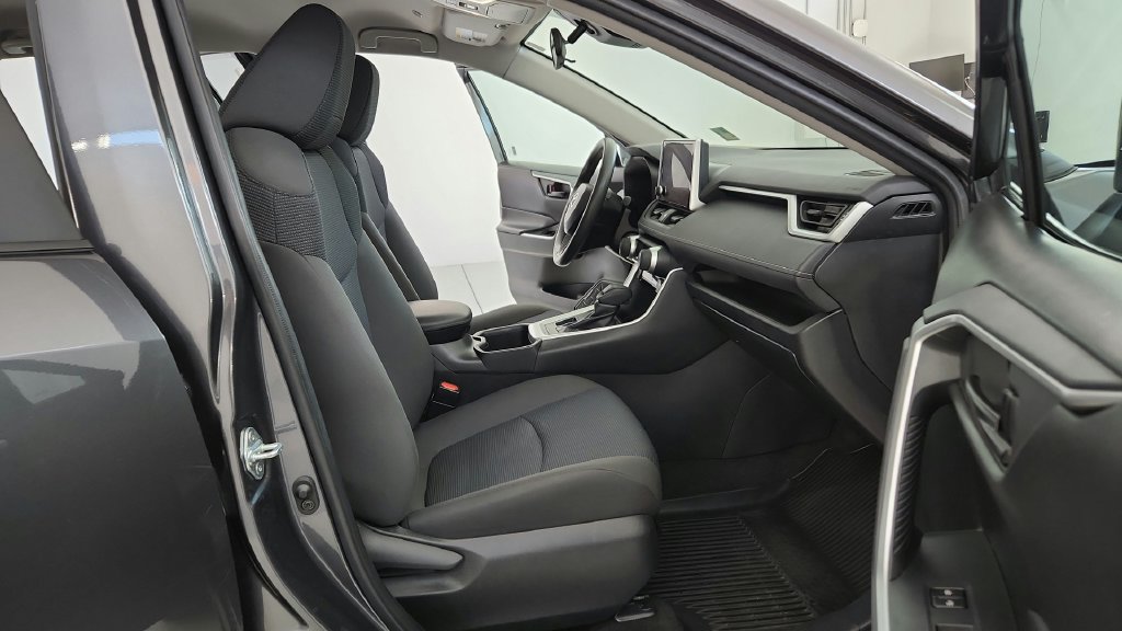 Used 2023 Toyota RAV4 LE AWD/4WD image 17