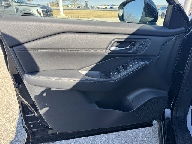 Used 2024 Nissan Rogue SL w/ SL Premium Package image 11