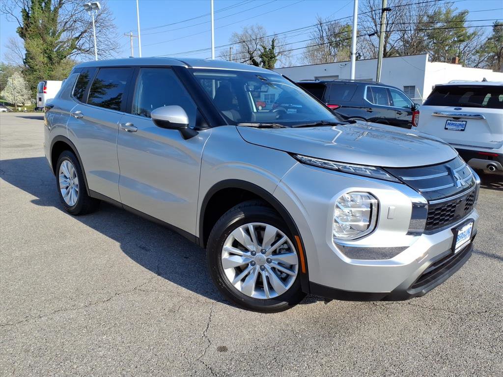 Used 2025 Mitsubishi Outlander ES image 2