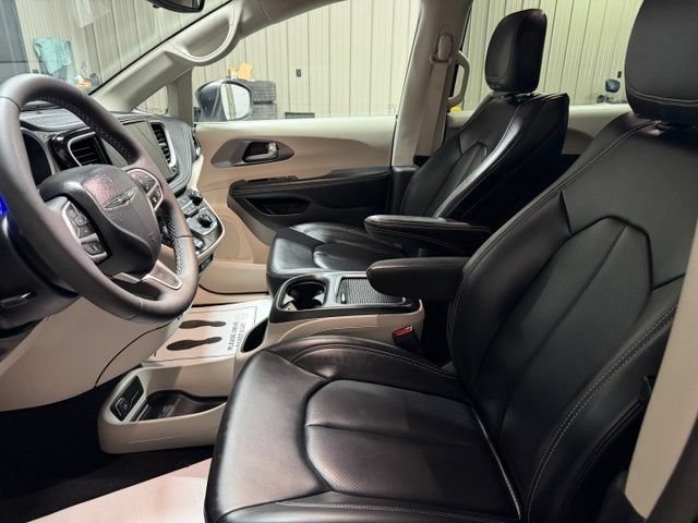 Used 2023 Chrysler Pacifica Touring-L FWD image 14