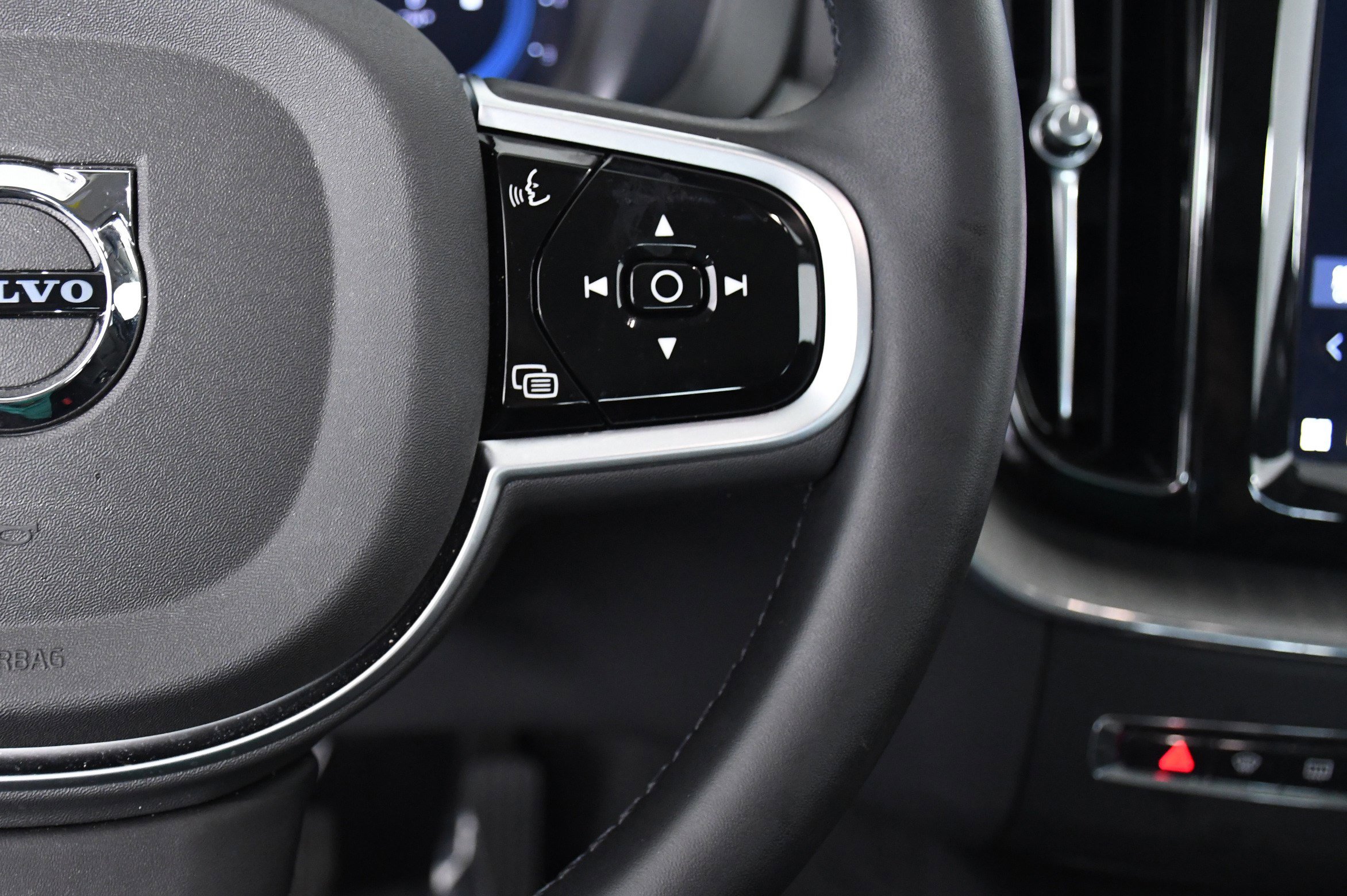 Used 2025 Volvo XC60 B5 Plus image 13