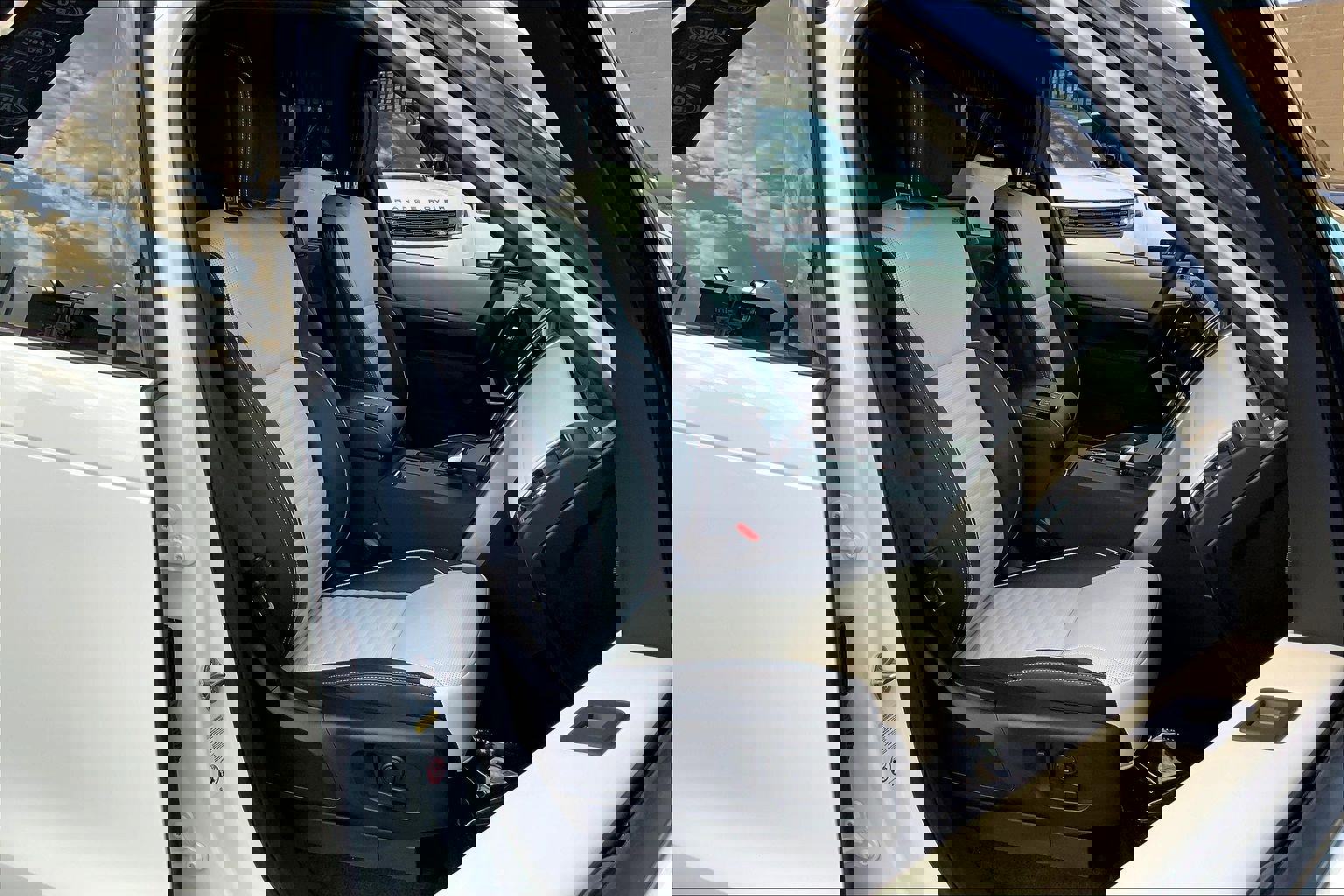 Used 2024 Land Rover Discovery Metropolitan Edition image 7