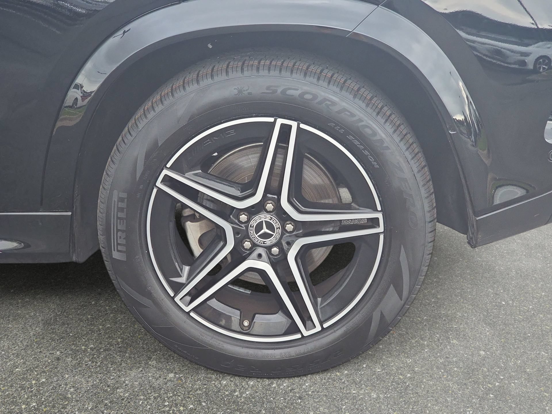Used 2024 Mercedes-Benz GLE 350 4MATIC w/ AMG Line Exterior image 32