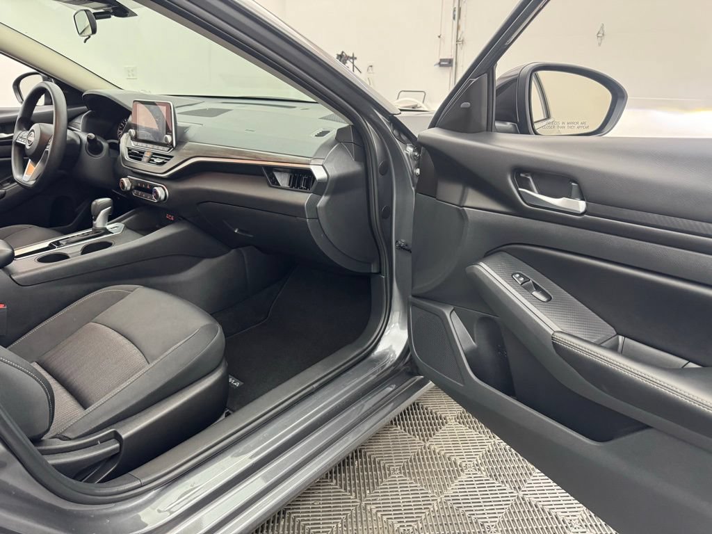 Used 2025 Nissan Altima 2.5 SV FWD image 27