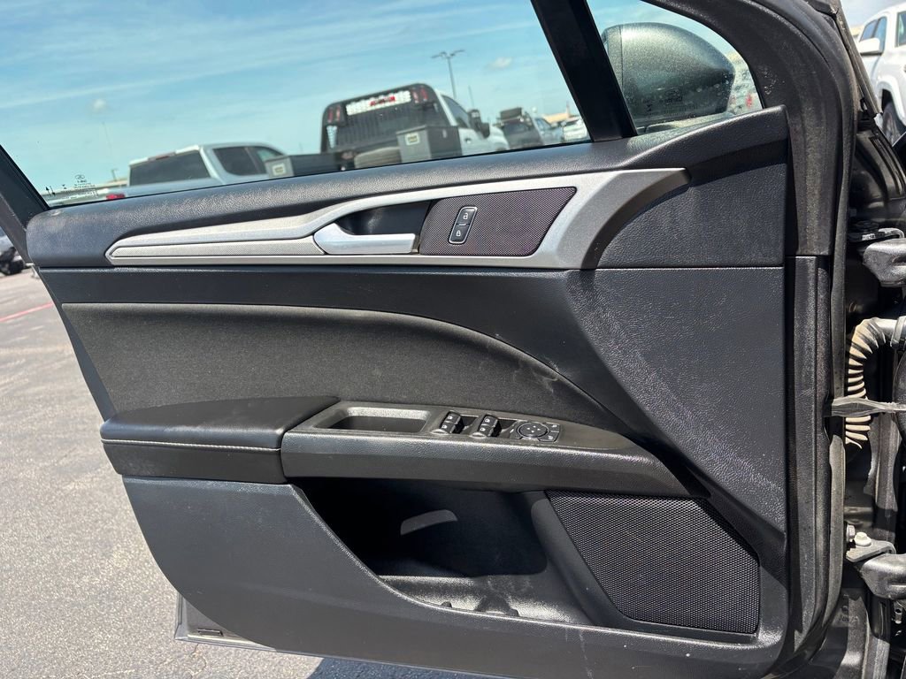 Used 2020 Ford Fusion SE FWD image 23