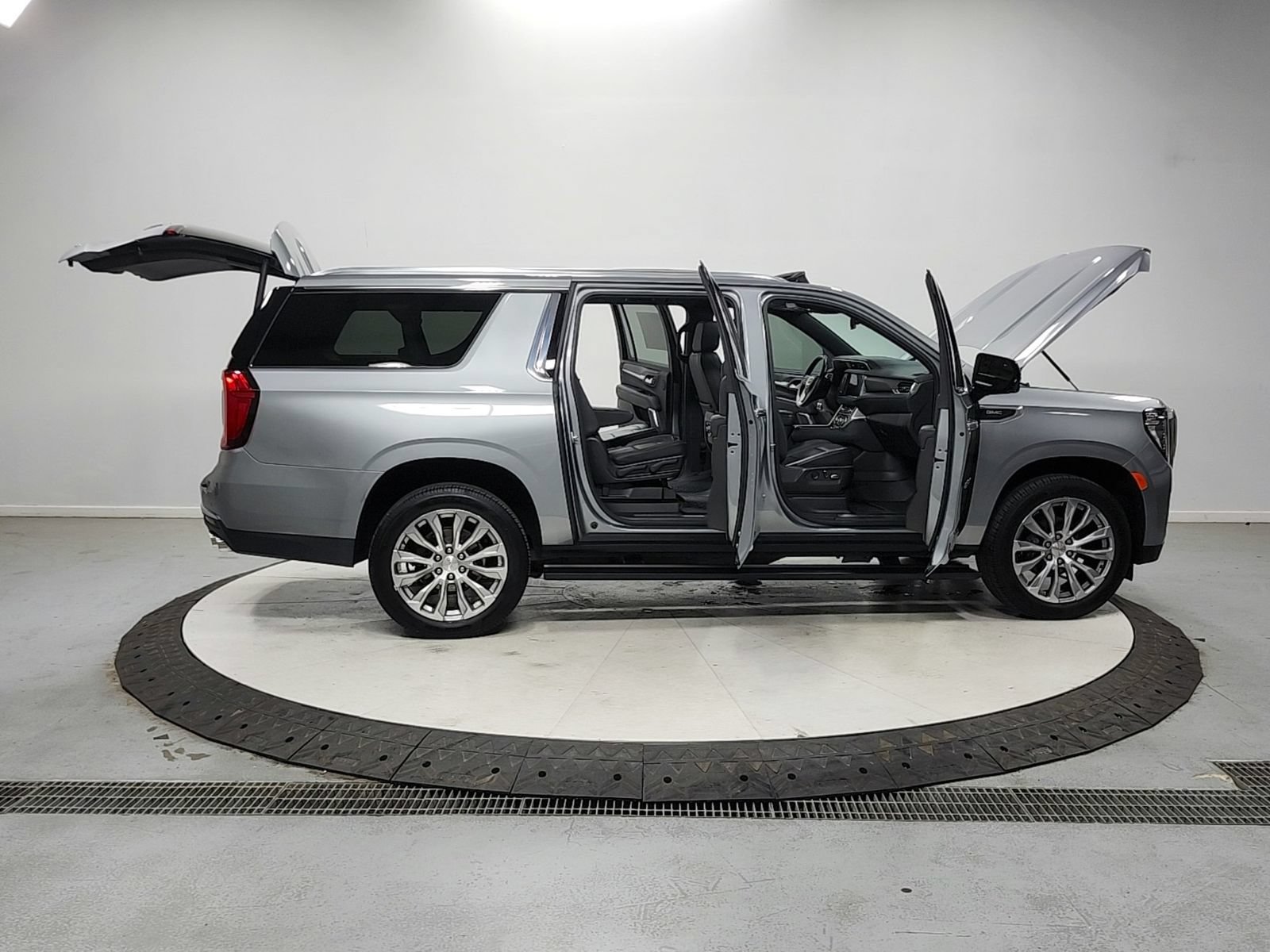 Used 2023 GMC Yukon XL Denali RWD image 16