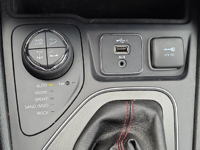 Used 2019 Jeep Cherokee Trailhawk AWD/4WD image 15