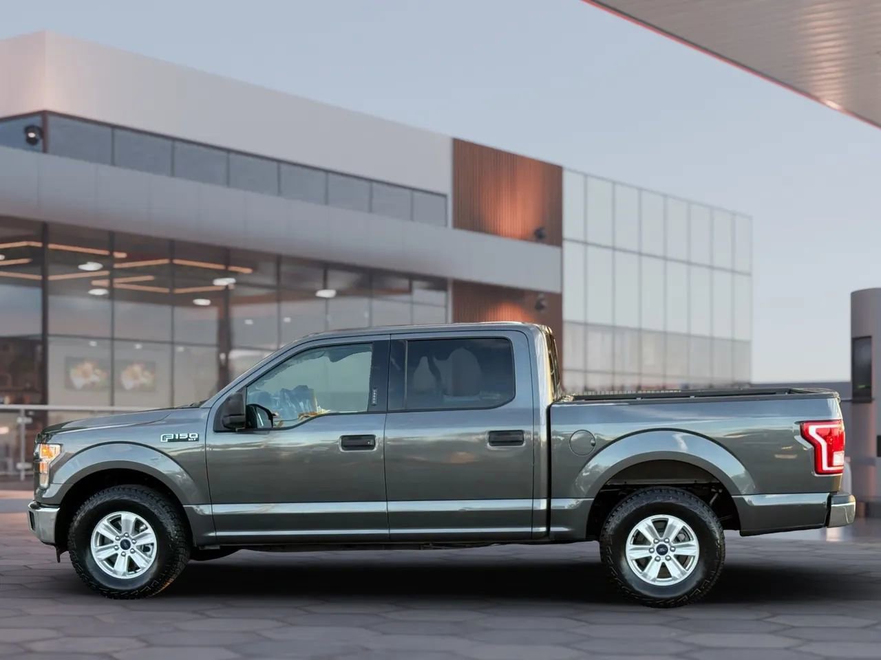 Used 2017 Ford F150 XLT image 3