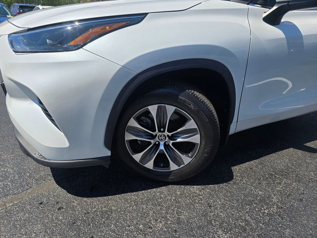 Used 2022 Toyota Highlander XLE AWD/4WD image 2