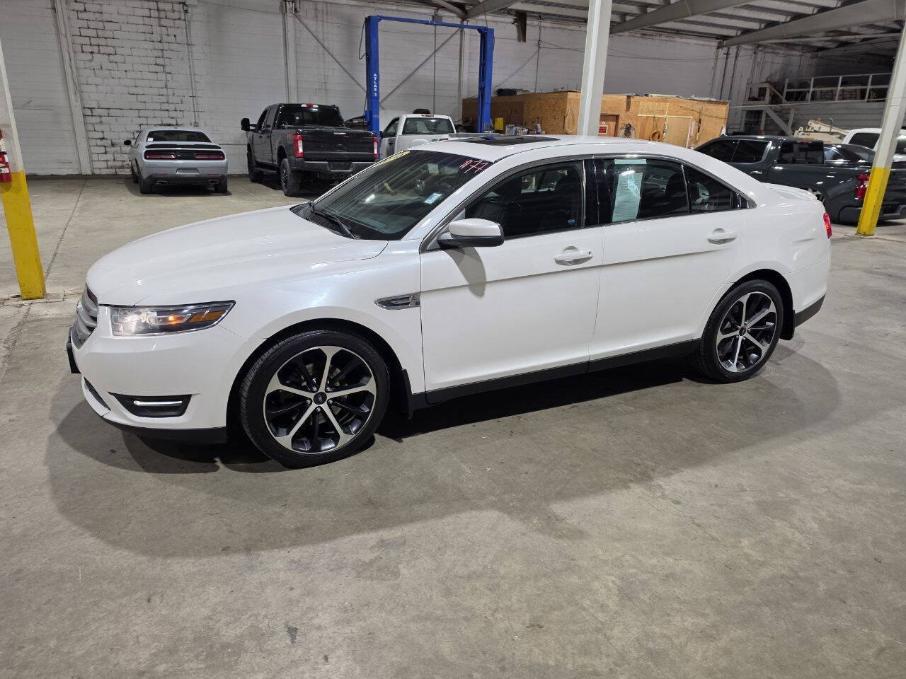 Used 2016 Ford Taurus SEL FWD image 1