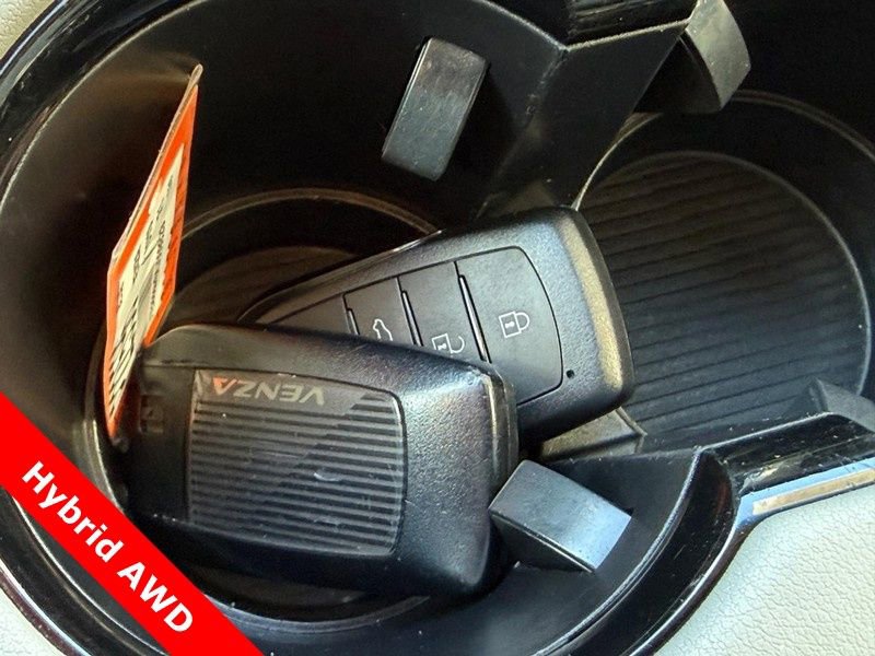 Used 2021 Toyota Venza LE w/ Carpet Mat Package (TMS) image 30