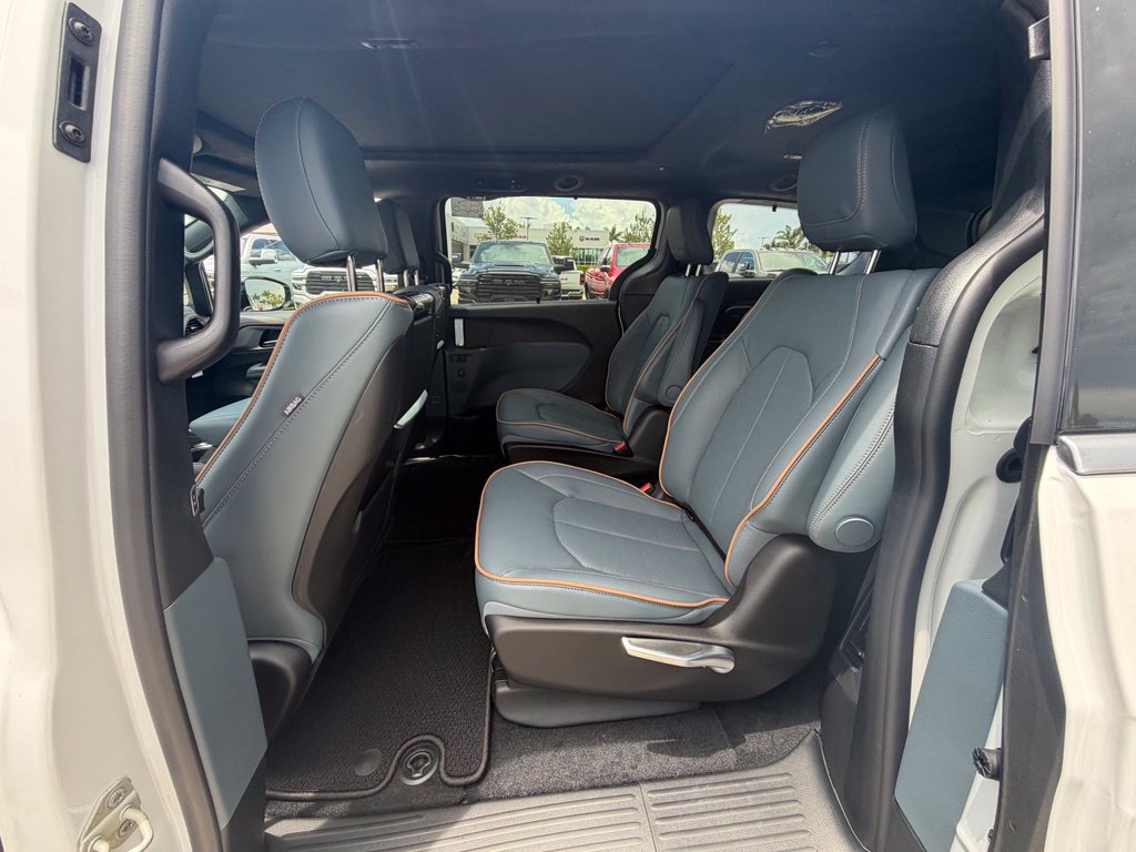 New 2027 Chrysler Pacifica Pinnacle w/ Theater Group FWD image 29