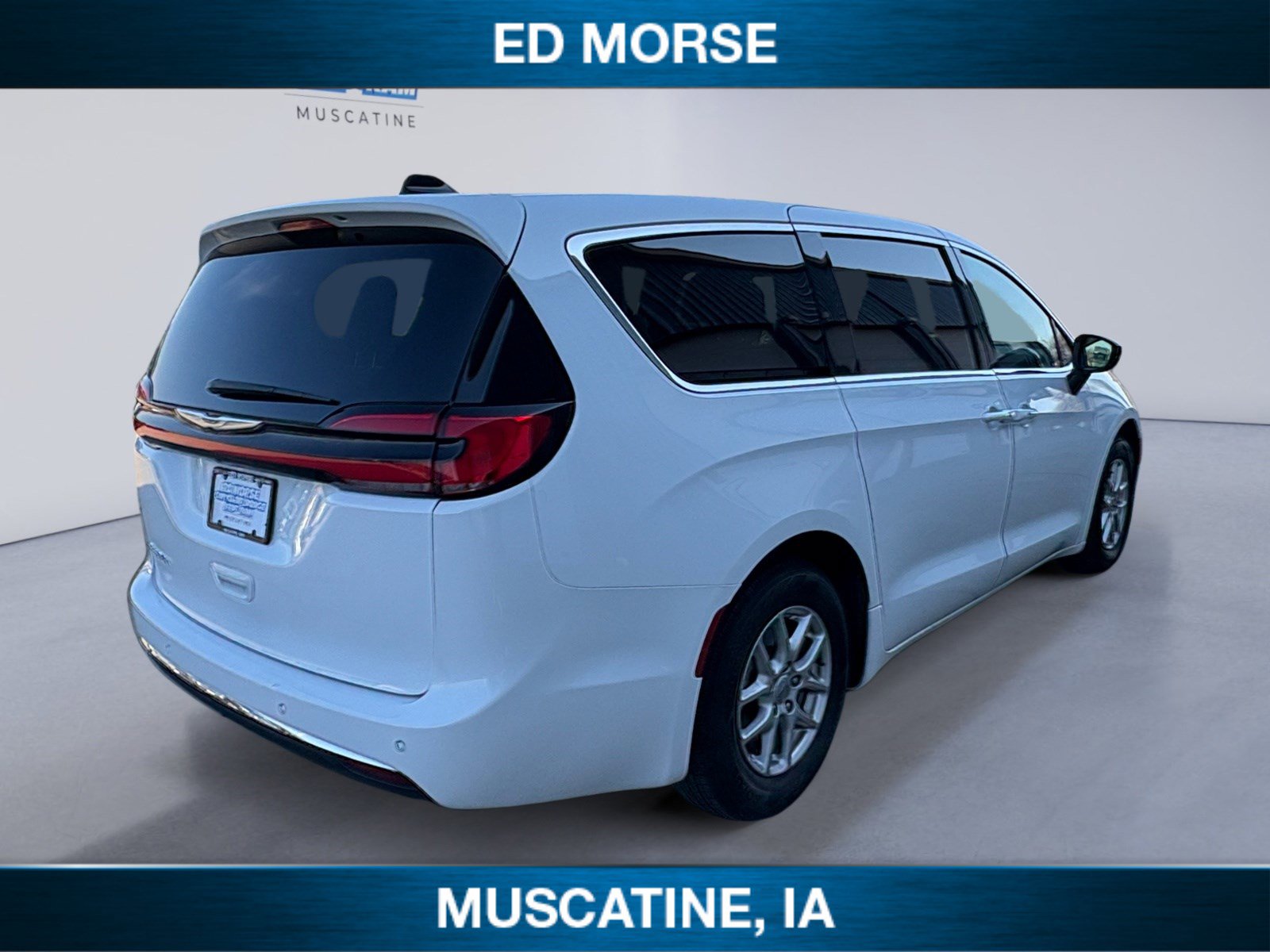 Used 2024 Chrysler Pacifica Touring-L FWD image 5
