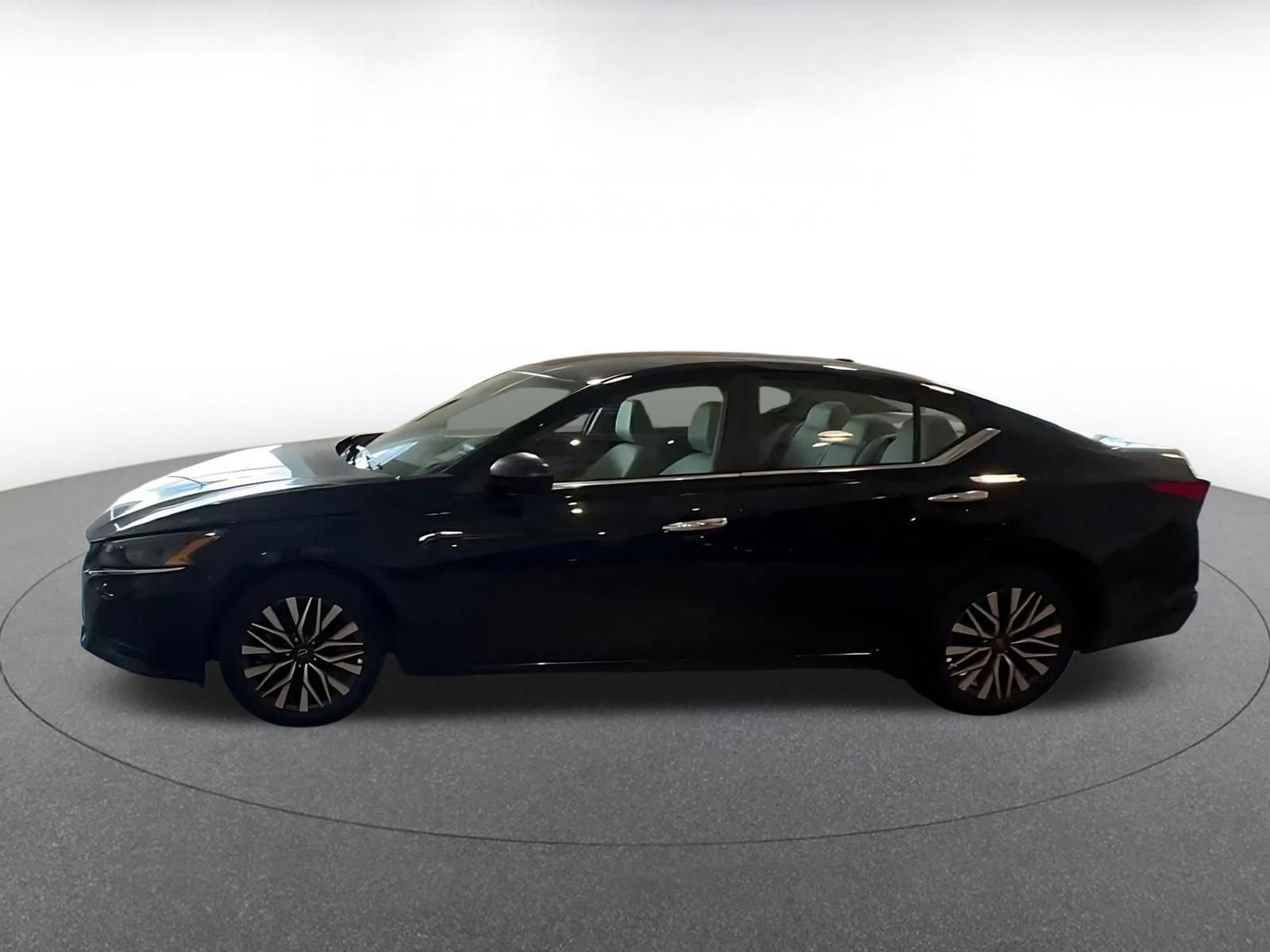 Used 2025 Nissan Altima 2.5 SV image 8