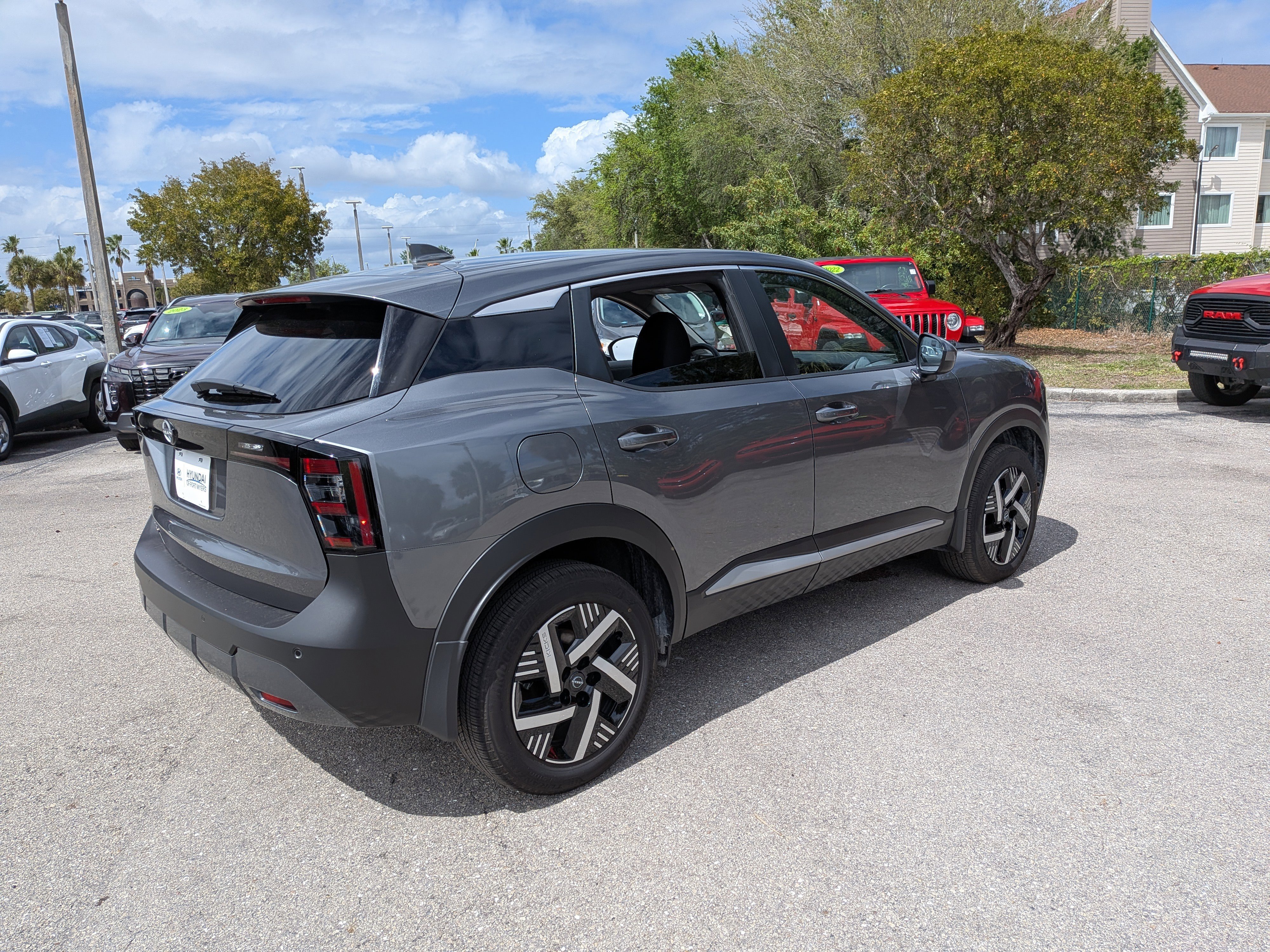Used 2025 Nissan Kicks SV image 4