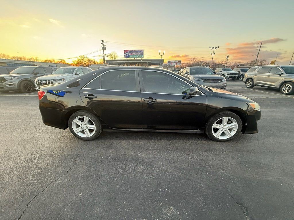 Used 2012 Toyota Camry SE image 2