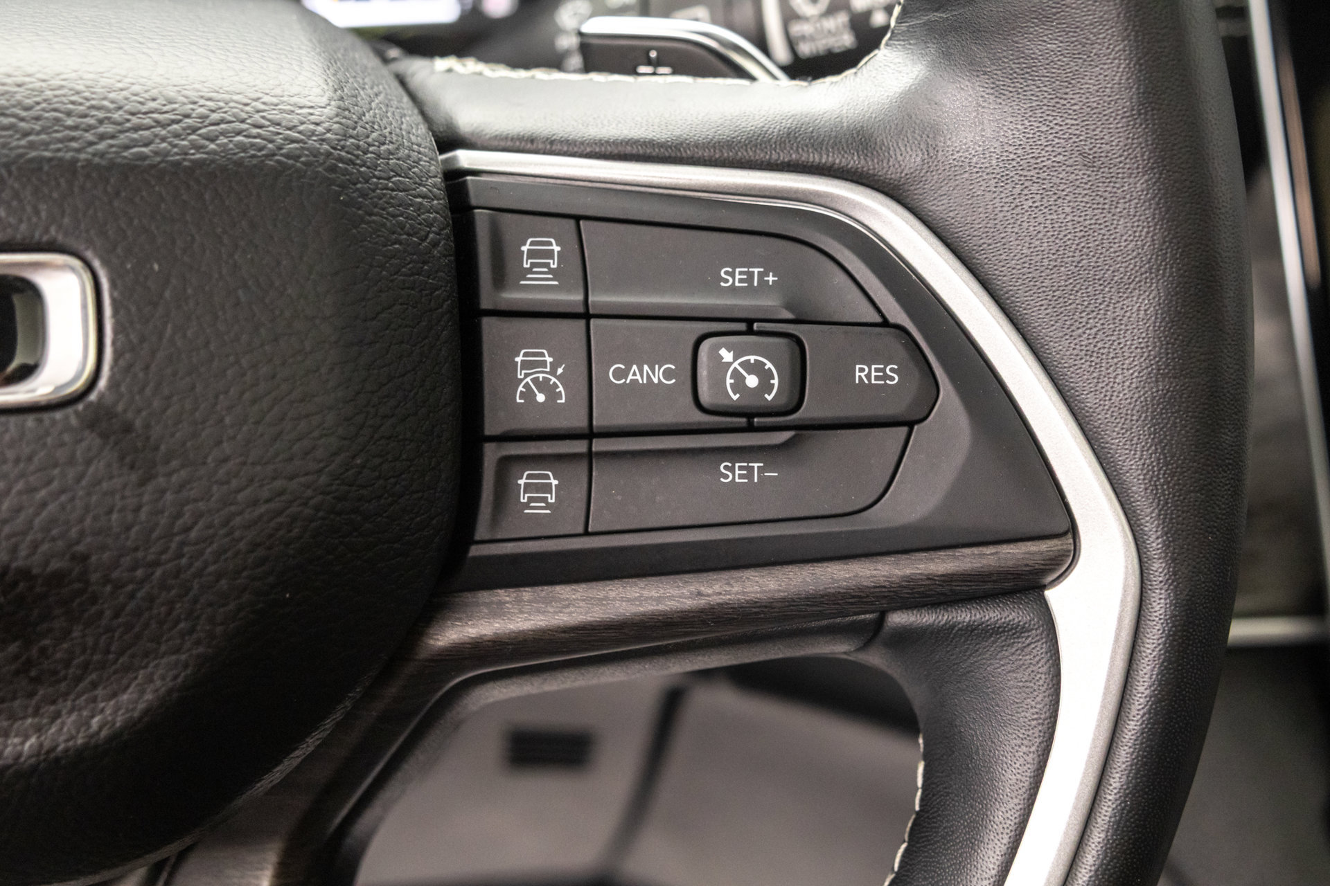 Used 2022 Jeep Grand Cherokee L Limited AWD/4WD image 22