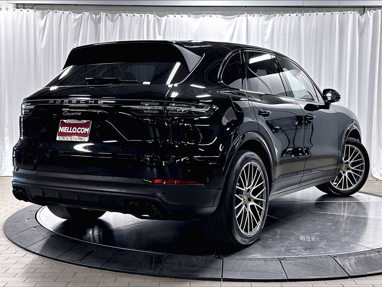 Used 2023 Porsche Cayenne Platinum Edition AWD/4WD image 9