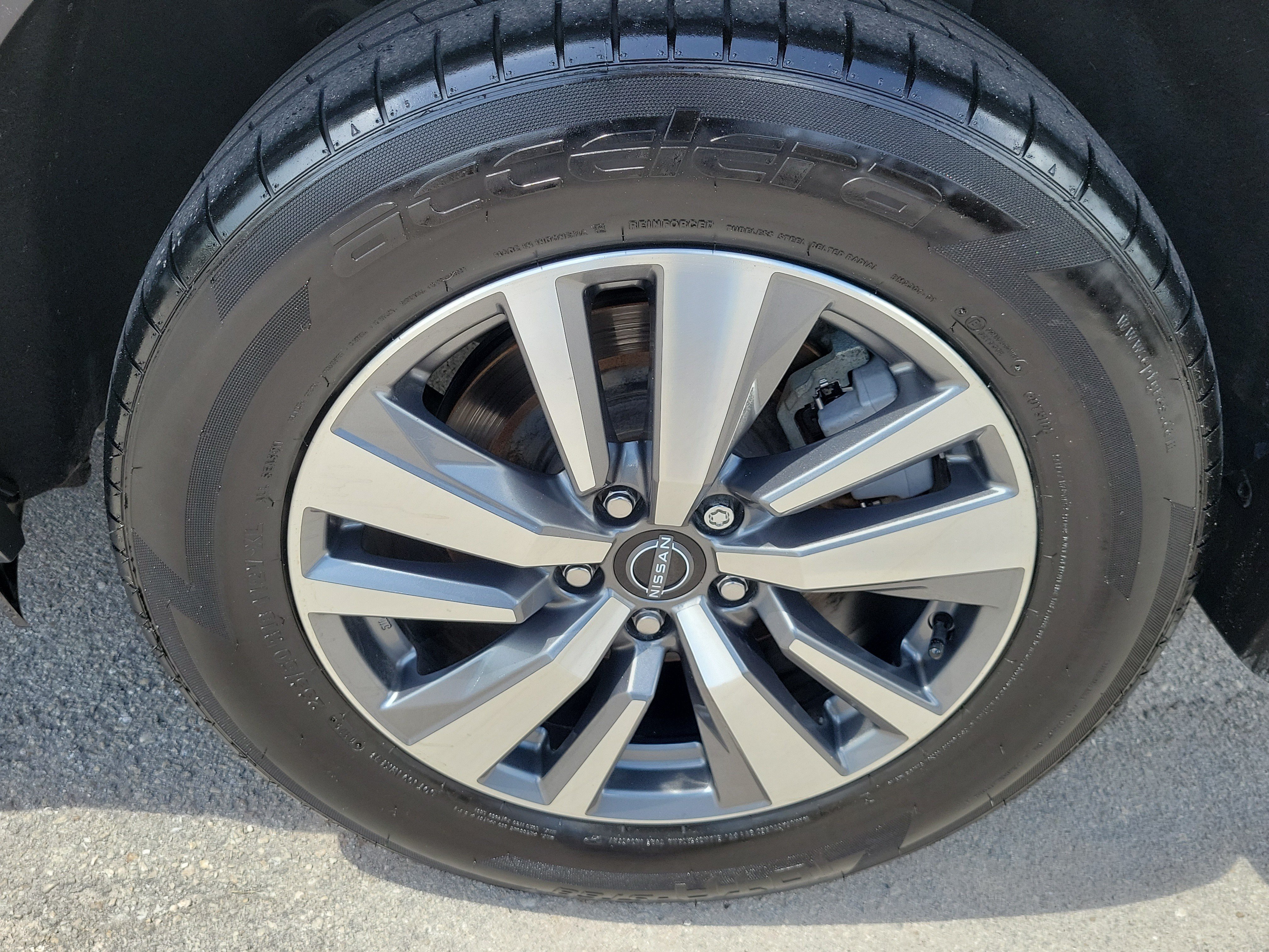 Used 2024 Nissan Pathfinder SL w/ Black Appearance Package FWD image 29