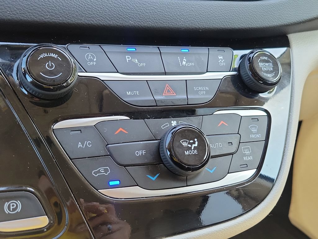 Used 2023 Chrysler Pacifica Touring-L FWD image 33