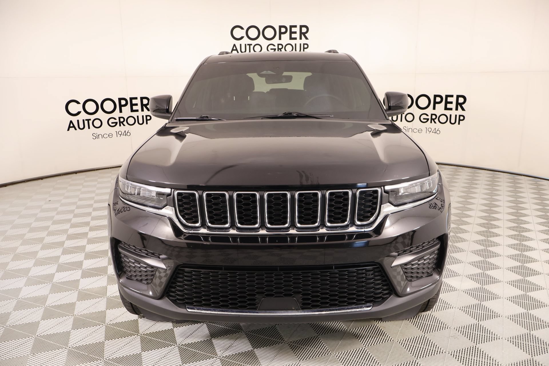 Used 2025 Jeep Grand Cherokee Laredo AWD/4WD image 8