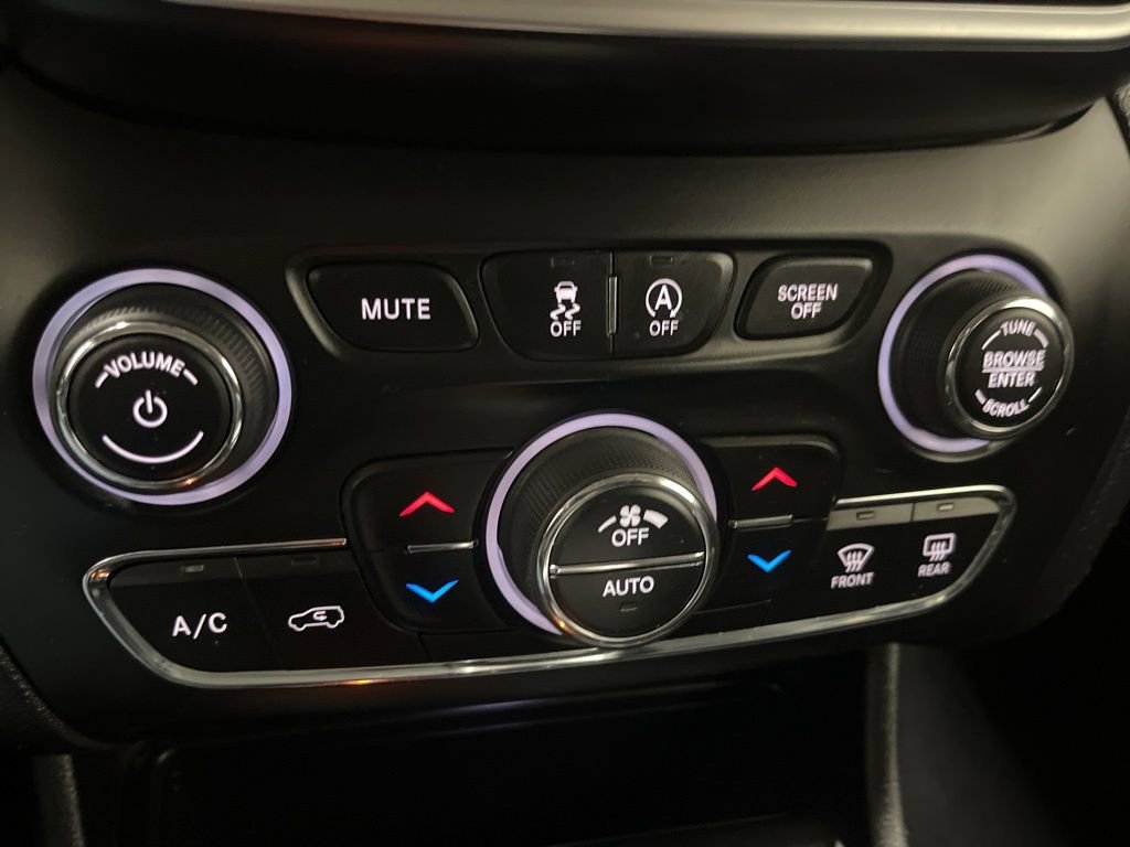 Used 2019 Jeep Cherokee Limited image 18