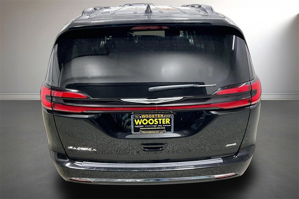 Used 2022 Chrysler Pacifica Touring-L image 6