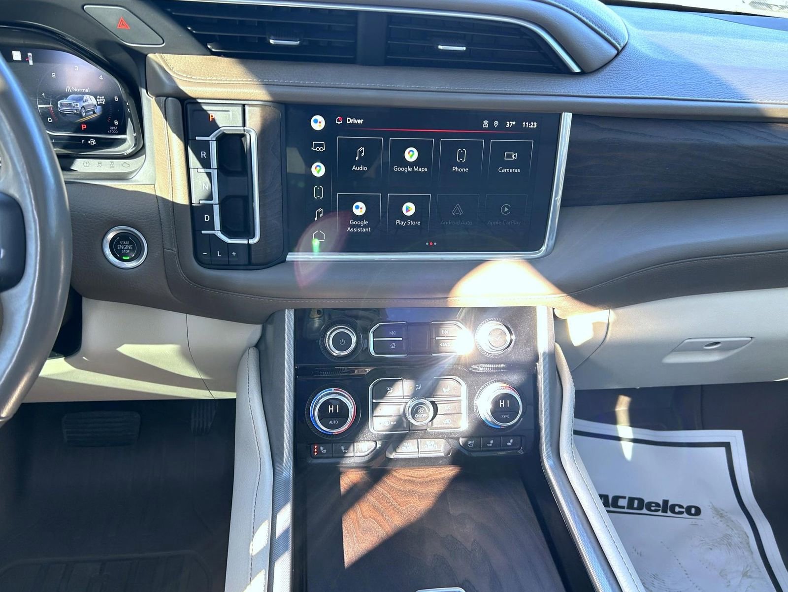 Used 2022 GMC Yukon XL Denali w/ Denali Premium Package image 12