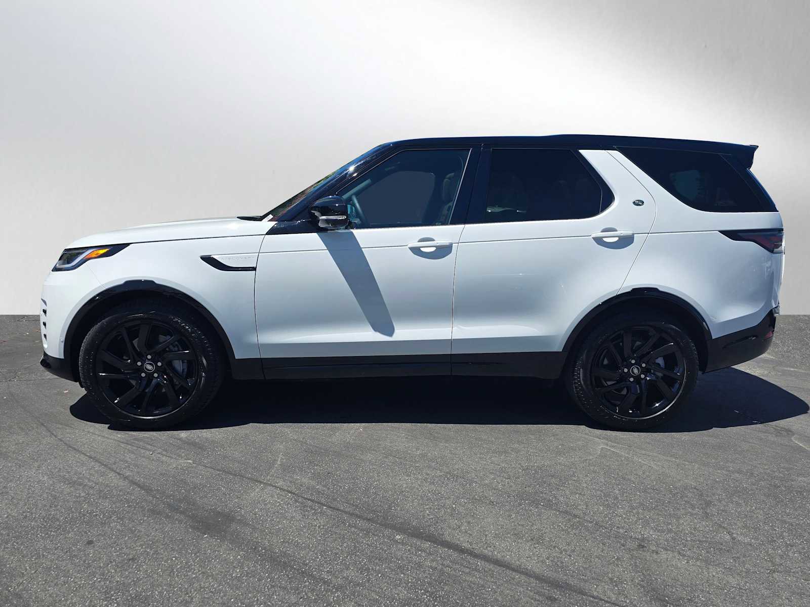 Certified 2025 Land Rover Discovery Dynamic SE image 2