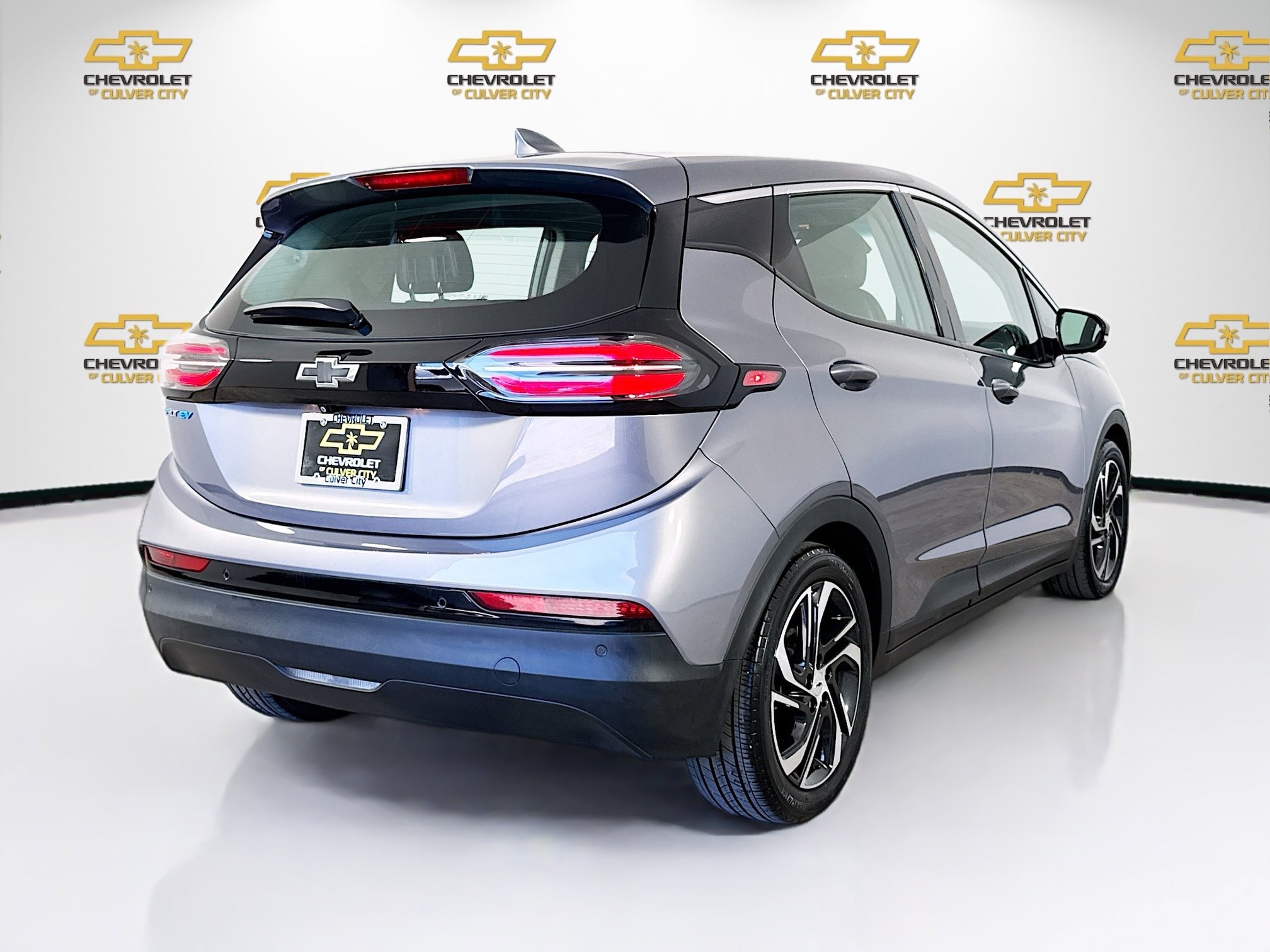 Used 2023 Chevrolet Bolt LT w/ Infotainment Package FWD image 7