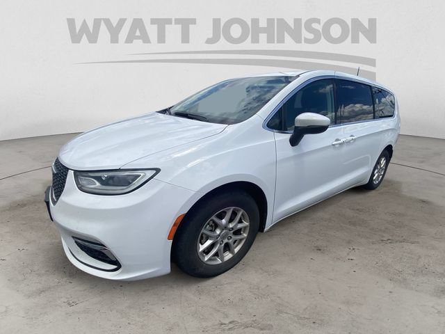 Used 2023 Chrysler Pacifica Touring-L FWD image 2